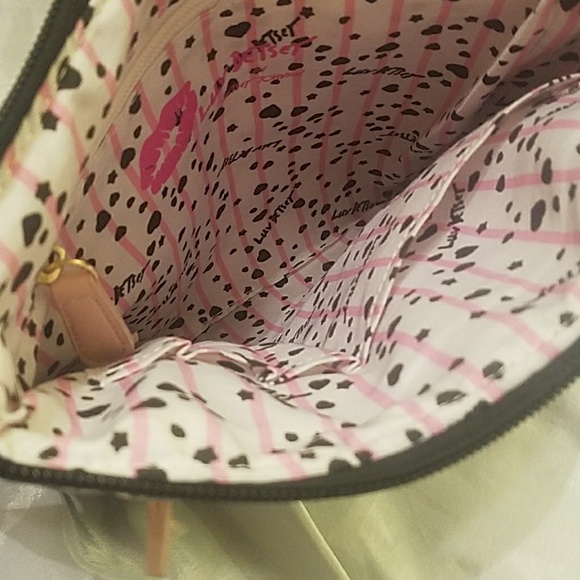 Betsey luv crossbody with pink details NWT - Picture 2 of 4